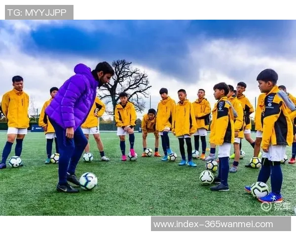 深入探讨足球知识与英语学习的完美结合与实用技巧 深入探讨足球知识与英语学习的完美结合与实用技巧